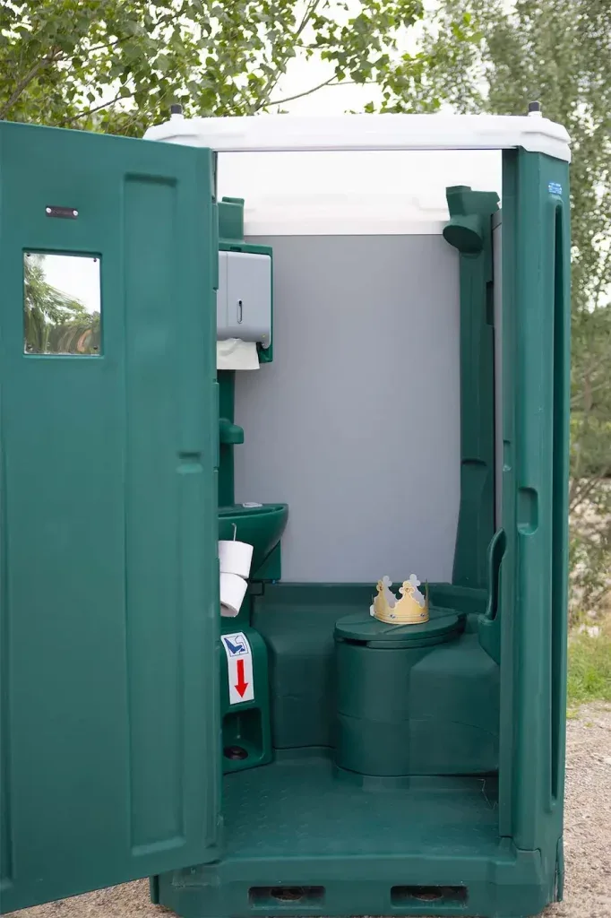Geöffnete Toilettenkabine mit Blick ins Innere