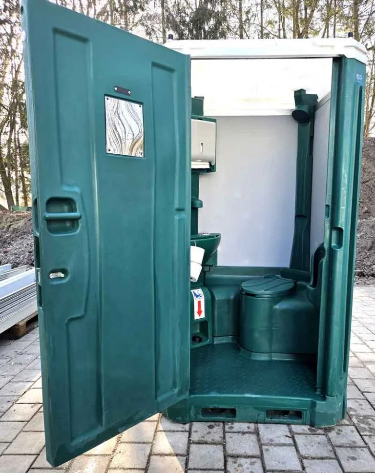 Geöffnete Kabinentür mit Blick ins Innere