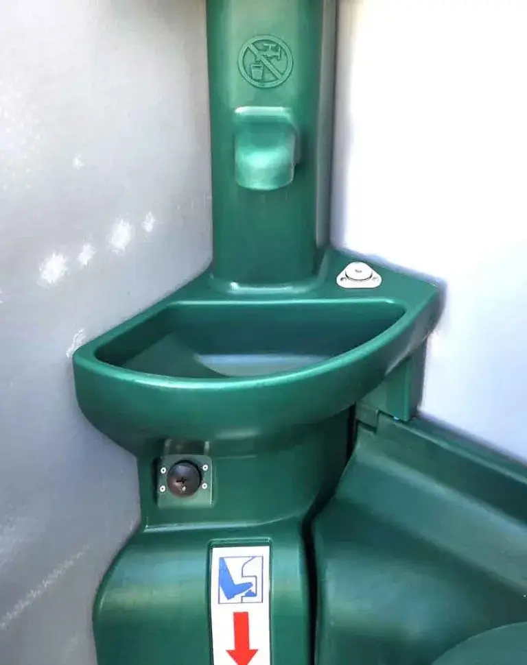 Handwaschbecken in der Toilettenkabine