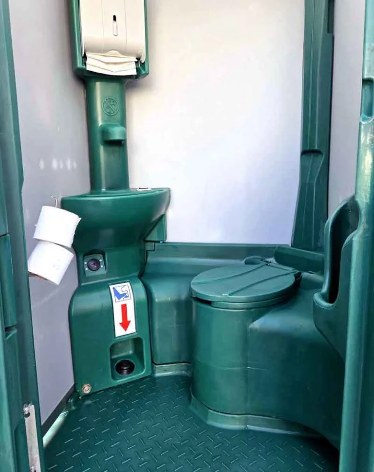 Mittig platzierter WC-Sitz in der Kabine