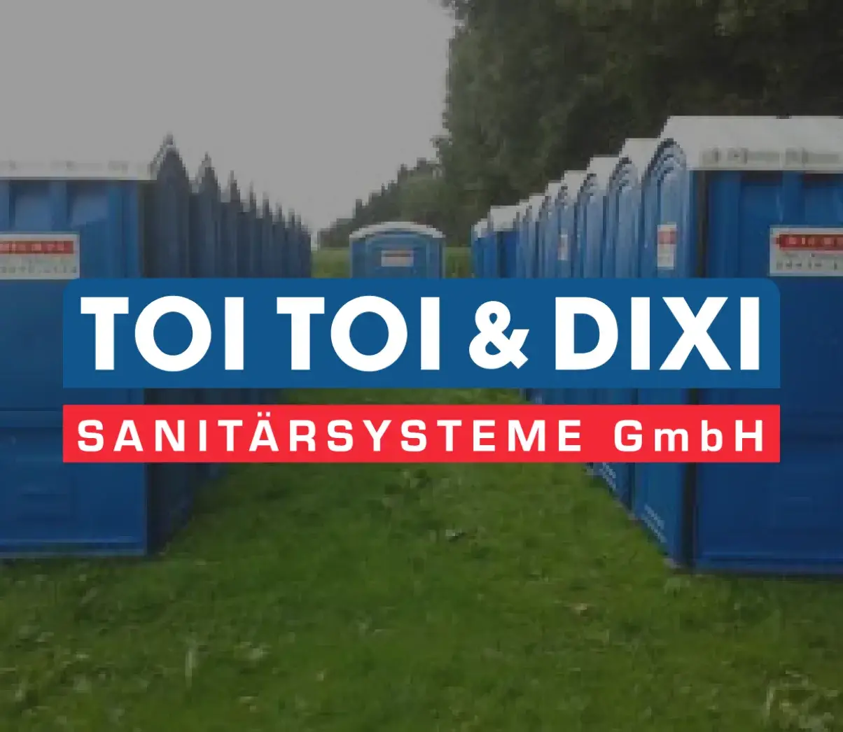 TOI TOI & DIXI Sanitärsysteme GmbH Logo vor einer Reihe Toilettenkabinen